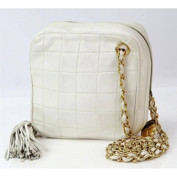 CHANEL White Crossbody Bag with Gold Chain - Picture 2 of 16